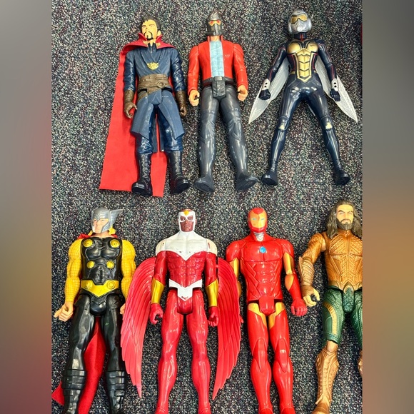 Lot of Marvel Superhero Action Figures + Avengers Collapsible Storage Trunk - Picture 8 of 8